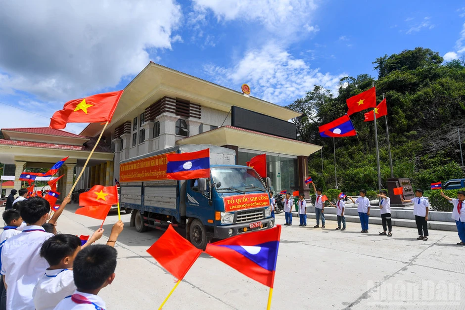 80 hài cốt liệt sĩ Quân tình nguyện và chuyên gia Việt Nam trở về đất mẹ từ nước bạn Lào 80 hài cốt liệt sĩ Quân tình nguyện và chuyên gia Việt Nam trở về đất mẹ từ nước bạn Lào