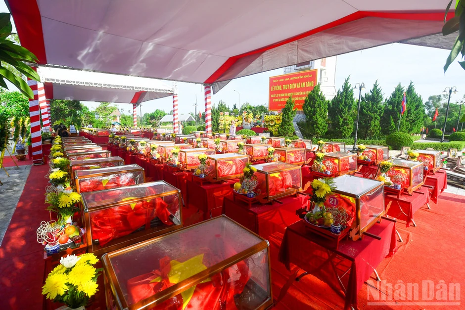 80 hài cốt liệt sĩ Quân tình nguyện và chuyên gia Việt Nam trở về đất mẹ từ nước bạn Lào 80 hài cốt liệt sĩ Quân tình nguyện và chuyên gia Việt Nam trở về đất mẹ từ nước bạn Lào