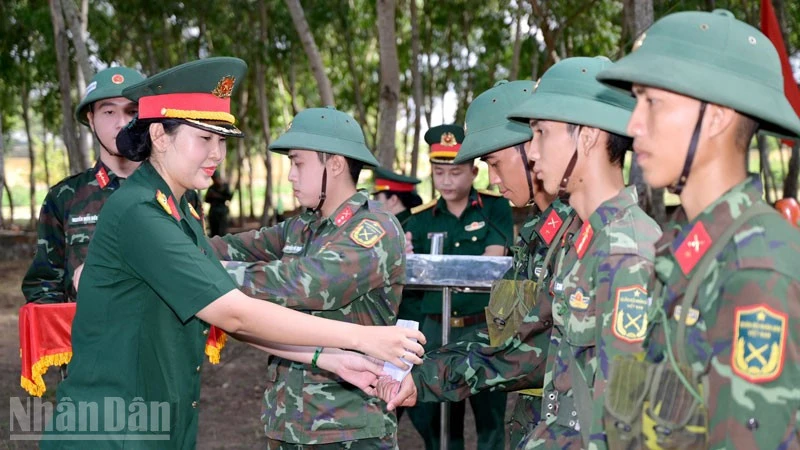 Ấm áp “Bát nước thao trường” Ấm áp “Bát nước thao trường”