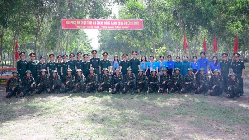 Ấm áp “Bát nước thao trường” Ấm áp “Bát nước thao trường”