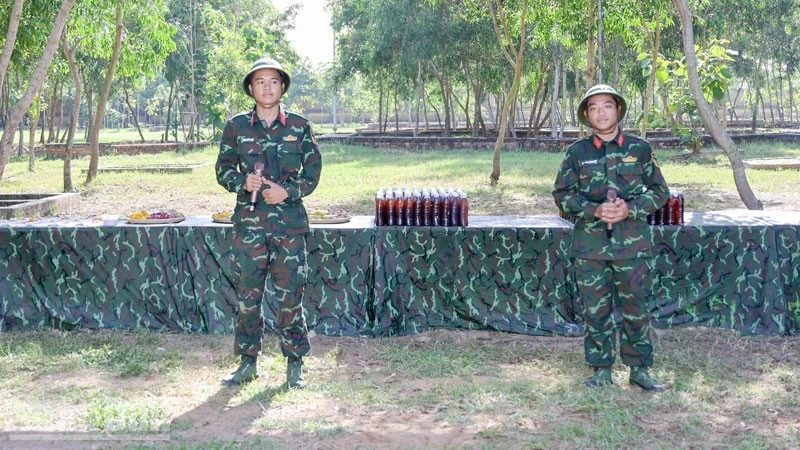 Ấm áp “Bát nước thao trường” Ấm áp “Bát nước thao trường”