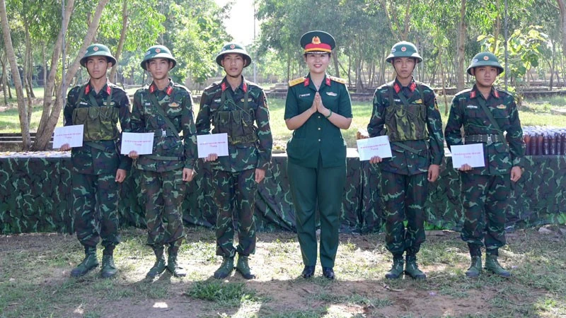 Ấm áp “Bát nước thao trường” Ấm áp “Bát nước thao trường”