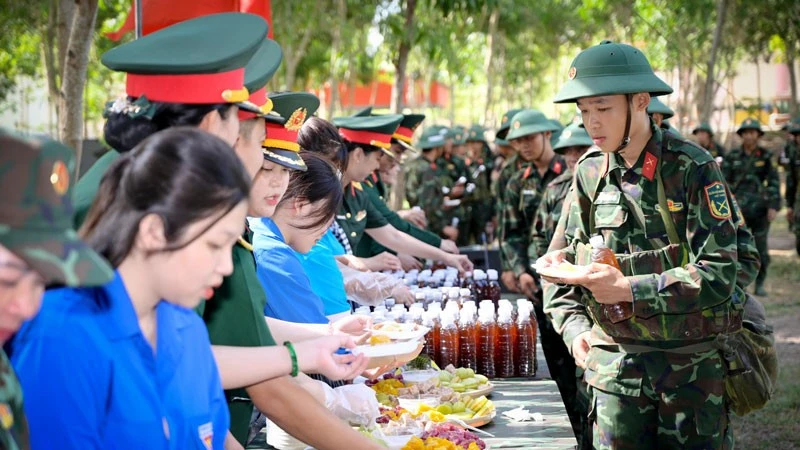 Ấm áp “Bát nước thao trường” Ấm áp “Bát nước thao trường”