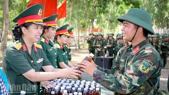 Ấm áp “Bát nước thao trường”