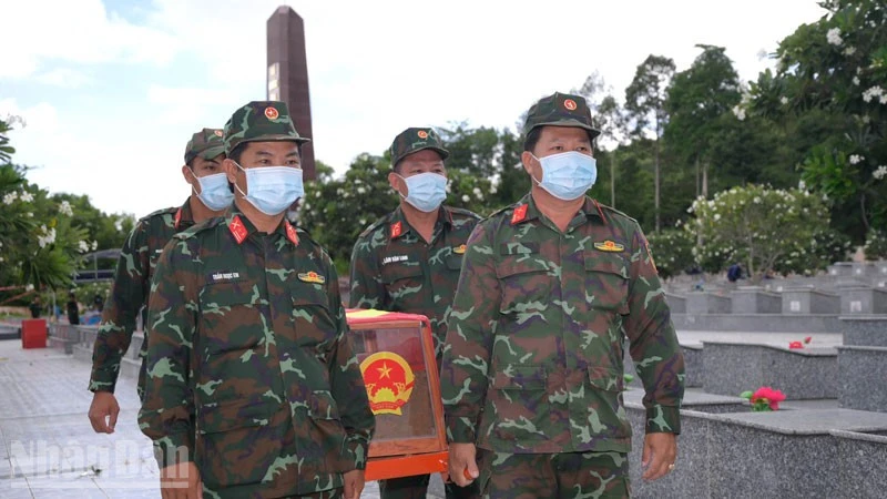 An Giang: Thăm, động viên đội lấy mẫu ADN hài cốt liệt sĩ An Giang: Thăm, động viên đội lấy mẫu ADN hài cốt liệt sĩ