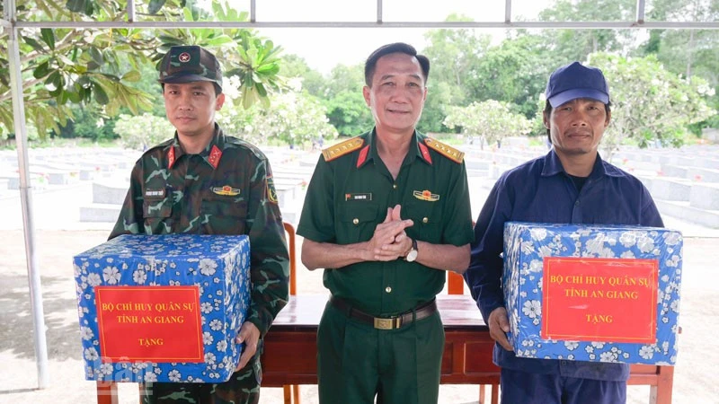 An Giang: Thăm, động viên đội lấy mẫu ADN hài cốt liệt sĩ An Giang: Thăm, động viên đội lấy mẫu ADN hài cốt liệt sĩ