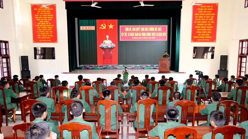 An Giang trao thưởng đột xuất tập thể, cá nhân tham gia chữa cháy rừng An Giang trao thưởng đột xuất tập thể, cá nhân tham gia chữa cháy rừng