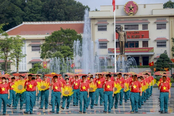 Ấn tượng màn đồng diễn "Vững bước dưới cờ Đảng quang vinh" của Quân khu 7 Ấn tượng màn đồng diễn "Vững bước dưới cờ Đảng quang vinh" của Quân khu 7