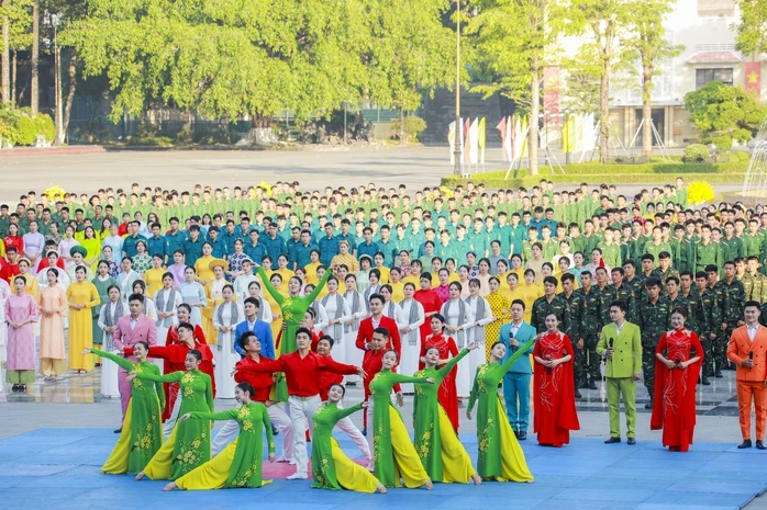 Ấn tượng màn đồng diễn "Vững bước dưới cờ Đảng quang vinh" của Quân khu 7 Ấn tượng màn đồng diễn "Vững bước dưới cờ Đảng quang vinh" của Quân khu 7