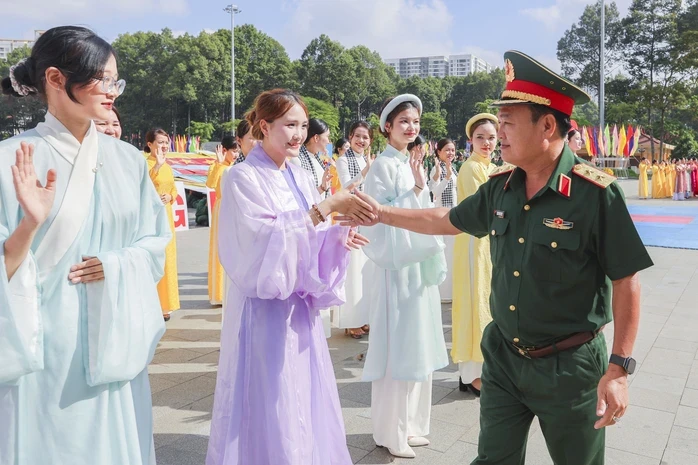 Ấn tượng màn đồng diễn "Vững bước dưới cờ Đảng quang vinh" của Quân khu 7 Ấn tượng màn đồng diễn "Vững bước dưới cờ Đảng quang vinh" của Quân khu 7