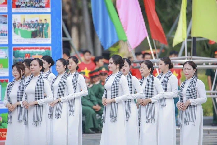 Ấn tượng màn đồng diễn "Vững bước dưới cờ Đảng quang vinh" của Quân khu 7 Ấn tượng màn đồng diễn "Vững bước dưới cờ Đảng quang vinh" của Quân khu 7