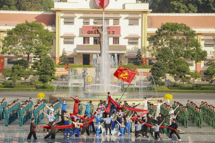 Ấn tượng màn đồng diễn "Vững bước dưới cờ Đảng quang vinh" của Quân khu 7 Ấn tượng màn đồng diễn "Vững bước dưới cờ Đảng quang vinh" của Quân khu 7