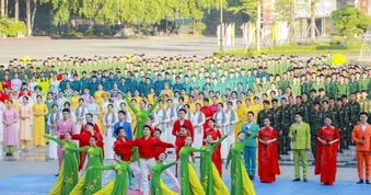 Ấn tượng màn đồng diễn "Vững bước dưới cờ Đảng quang vinh" của Quân khu 7