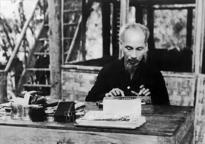 Ánh sáng Hồ Chí Minh soi đường cho chúng ta đi Ánh sáng Hồ Chí Minh soi đường cho chúng ta đi