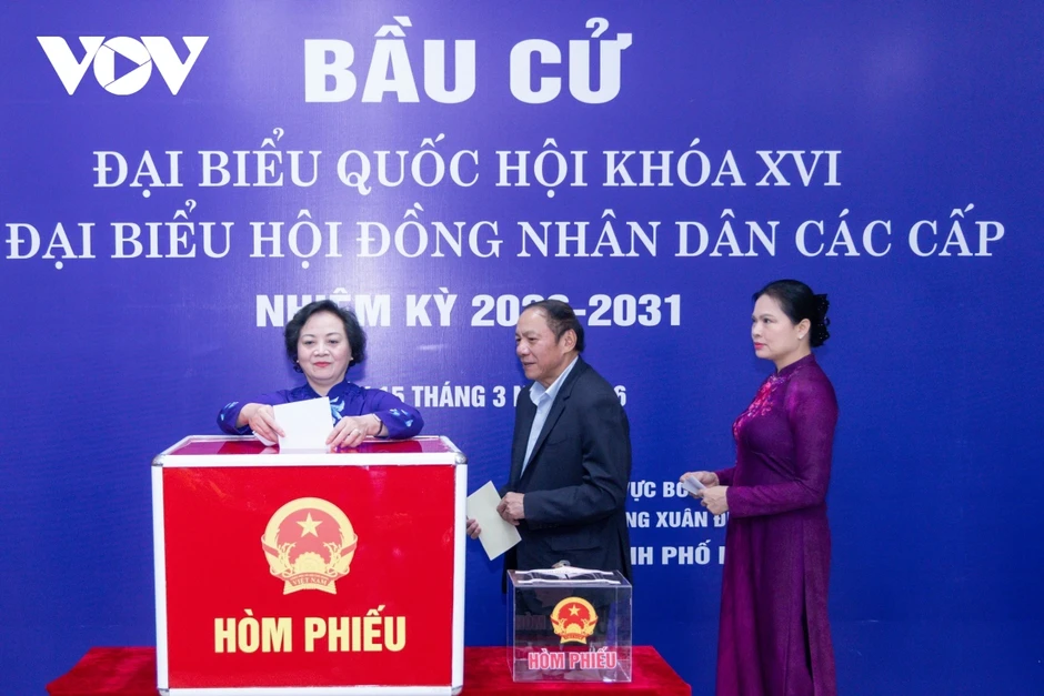 Bà Bùi Thị Minh Hoài bỏ phiếu bầu cử tại phường Xuân Đỉnh, TP Hà Nội Bà Bùi Thị Minh Hoài bỏ phiếu bầu cử tại phường Xuân Đỉnh, TP Hà Nội