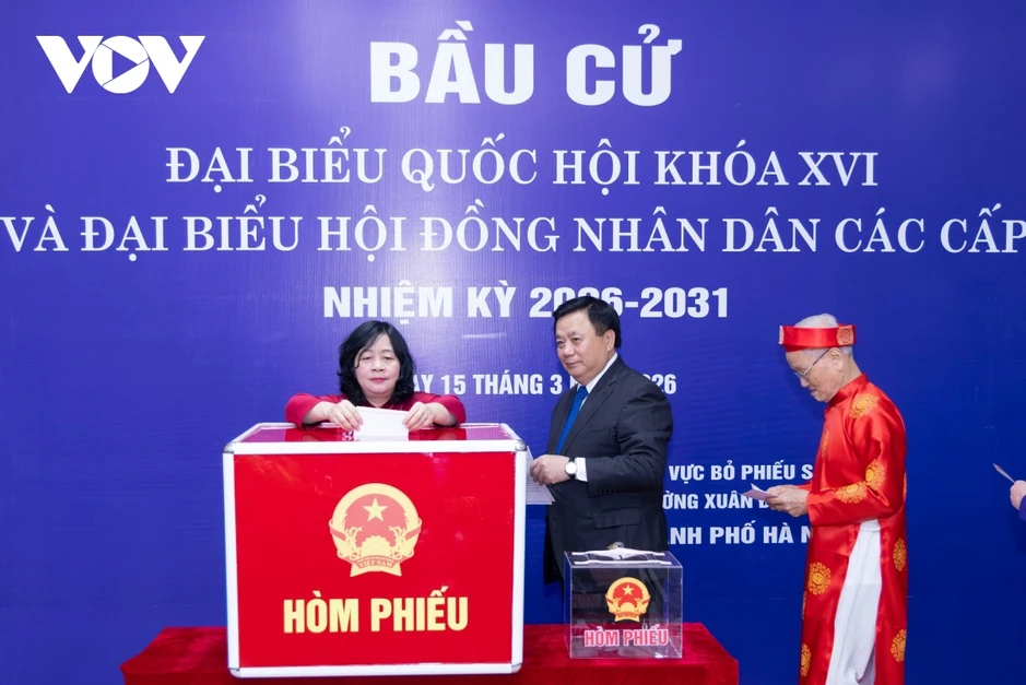 Bà Bùi Thị Minh Hoài bỏ phiếu bầu cử tại phường Xuân Đỉnh, TP Hà Nội Bà Bùi Thị Minh Hoài bỏ phiếu bầu cử tại phường Xuân Đỉnh, TP Hà Nội