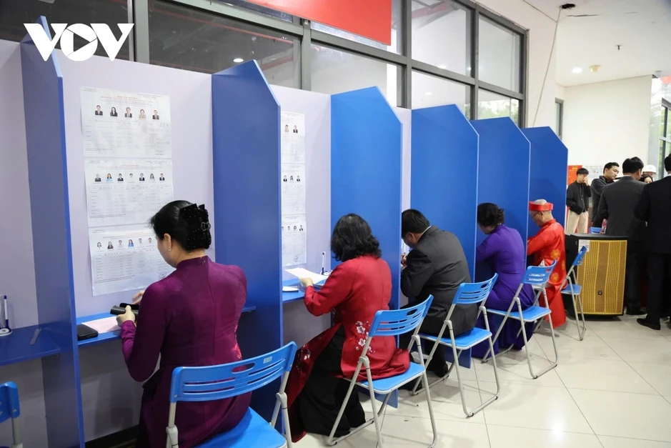 Bà Bùi Thị Minh Hoài bỏ phiếu bầu cử tại phường Xuân Đỉnh, TP Hà Nội Bà Bùi Thị Minh Hoài bỏ phiếu bầu cử tại phường Xuân Đỉnh, TP Hà Nội