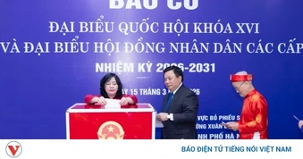 Bà Bùi Thị Minh Hoài bỏ phiếu bầu cử tại phường Xuân Đỉnh, TP Hà Nội