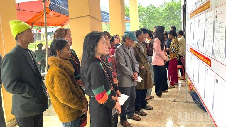 Bà con người Rục ở tỉnh Quảng Trị đi bỏ phiếu sớm Bà con người Rục ở tỉnh Quảng Trị đi bỏ phiếu sớm