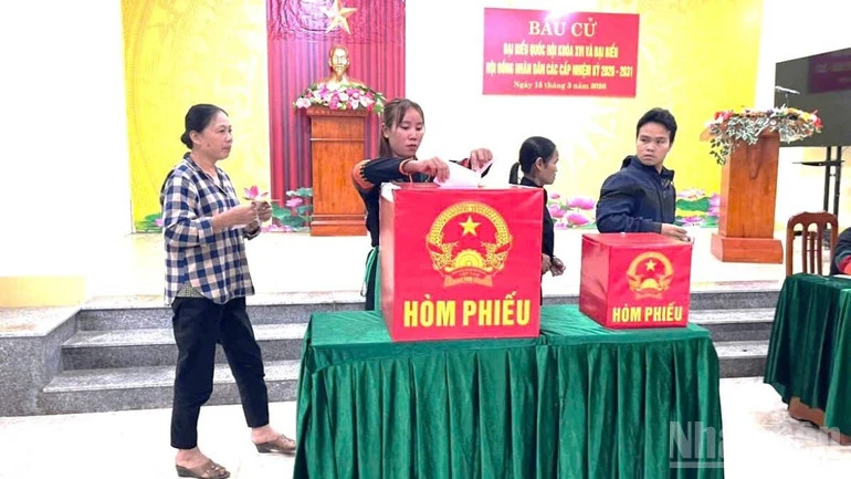 Bà con người Rục ở tỉnh Quảng Trị đi bỏ phiếu sớm Bà con người Rục ở tỉnh Quảng Trị đi bỏ phiếu sớm