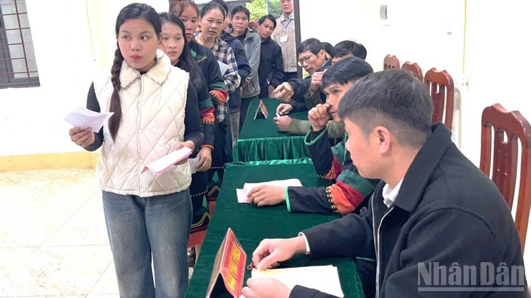 Bà con người Rục ở tỉnh Quảng Trị đi bỏ phiếu sớm Bà con người Rục ở tỉnh Quảng Trị đi bỏ phiếu sớm
