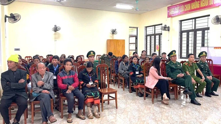 Bà con người Rục ở tỉnh Quảng Trị đi bỏ phiếu sớm Bà con người Rục ở tỉnh Quảng Trị đi bỏ phiếu sớm