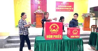 Bà con người Rục ở tỉnh Quảng Trị đi bỏ phiếu sớm