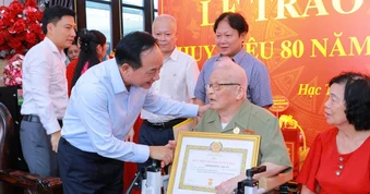 Ba đảng viên lão thành ở Thanh Hóa nhận Huy hiệu 80 năm tuổi Đảng