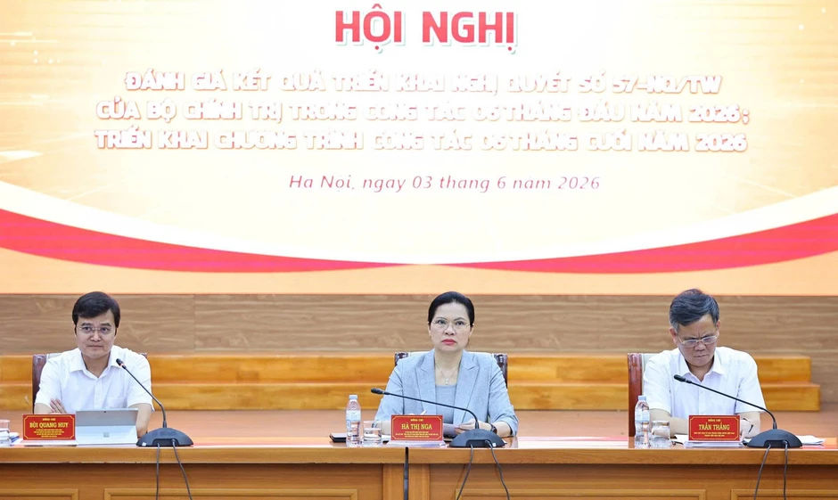Bà Hà Thị Nga: Nếu không chuyển đổi số, chúng ta sẽ tụt lại phía sau Bà Hà Thị Nga: Nếu không chuyển đổi số, chúng ta sẽ tụt lại phía sau