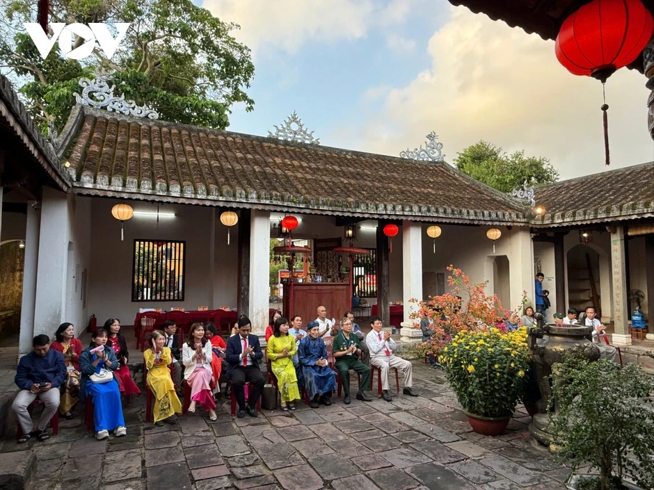 Ba thế hệ cùng đi bầu cử giữa lòng phố cổ Hội An Ba thế hệ cùng đi bầu cử giữa lòng phố cổ Hội An