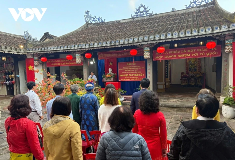 Ba thế hệ cùng đi bầu cử giữa lòng phố cổ Hội An Ba thế hệ cùng đi bầu cử giữa lòng phố cổ Hội An