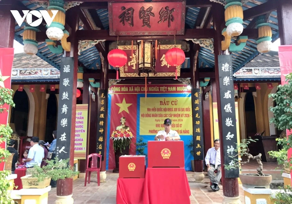 Ba thế hệ cùng đi bầu cử giữa lòng phố cổ Hội An Ba thế hệ cùng đi bầu cử giữa lòng phố cổ Hội An