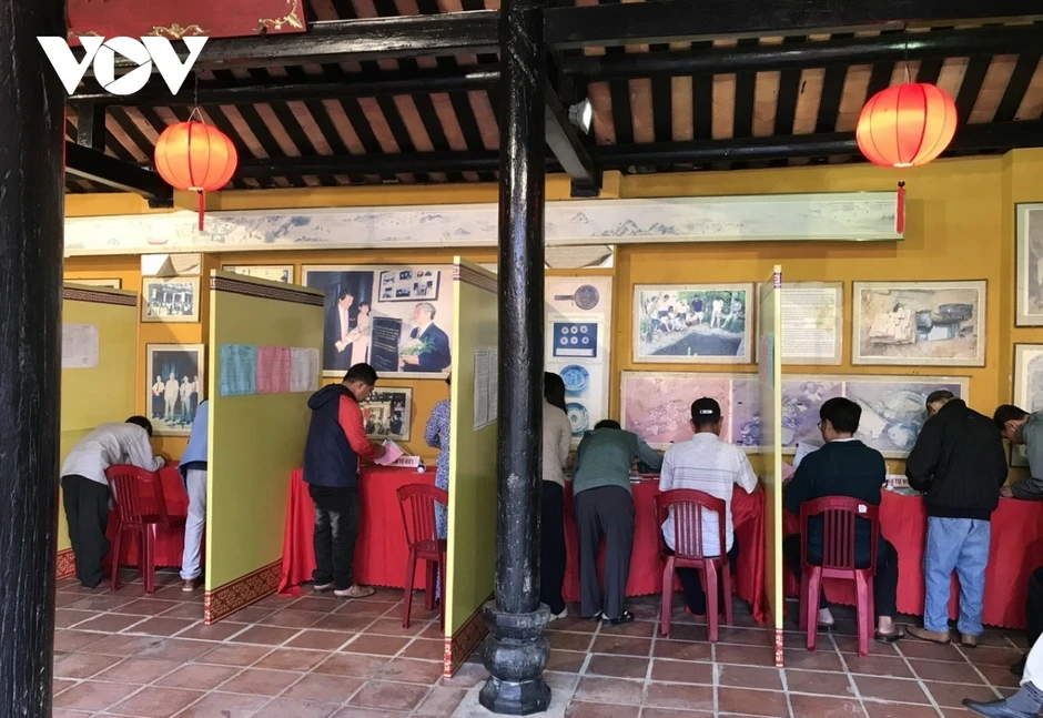 Ba thế hệ cùng đi bầu cử giữa lòng phố cổ Hội An Ba thế hệ cùng đi bầu cử giữa lòng phố cổ Hội An