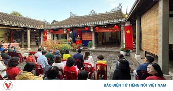 Ba thế hệ cùng đi bầu cử giữa lòng phố cổ Hội An