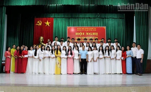 Bài 2: Chú trọng phát triển Đảng ở vùng đặc thù Bài 2: Chú trọng phát triển Đảng ở vùng đặc thù