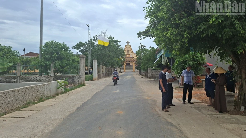 Bài 2: Chú trọng phát triển Đảng ở vùng đặc thù Bài 2: Chú trọng phát triển Đảng ở vùng đặc thù