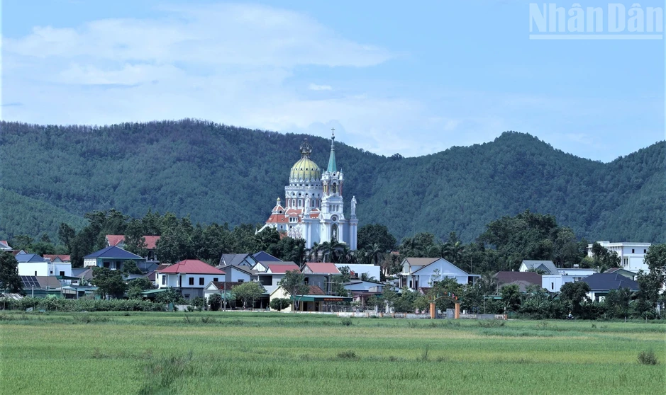 Bài 2: Chú trọng phát triển Đảng ở vùng đặc thù Bài 2: Chú trọng phát triển Đảng ở vùng đặc thù