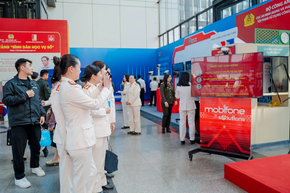 Bài 3: MobiFone đồng hành cùng Lực lượng Công an nhân dân thực thi chiến lược An ninh quốc gia trong kỷ nguyên mới (Tiếp theo và hết) (*) Bài 3: MobiFone đồng hành cùng Lực lượng Công an nhân dân thực thi chiến lược An ninh quốc gia trong kỷ nguyên mới (Tiếp theo và hết) (*)