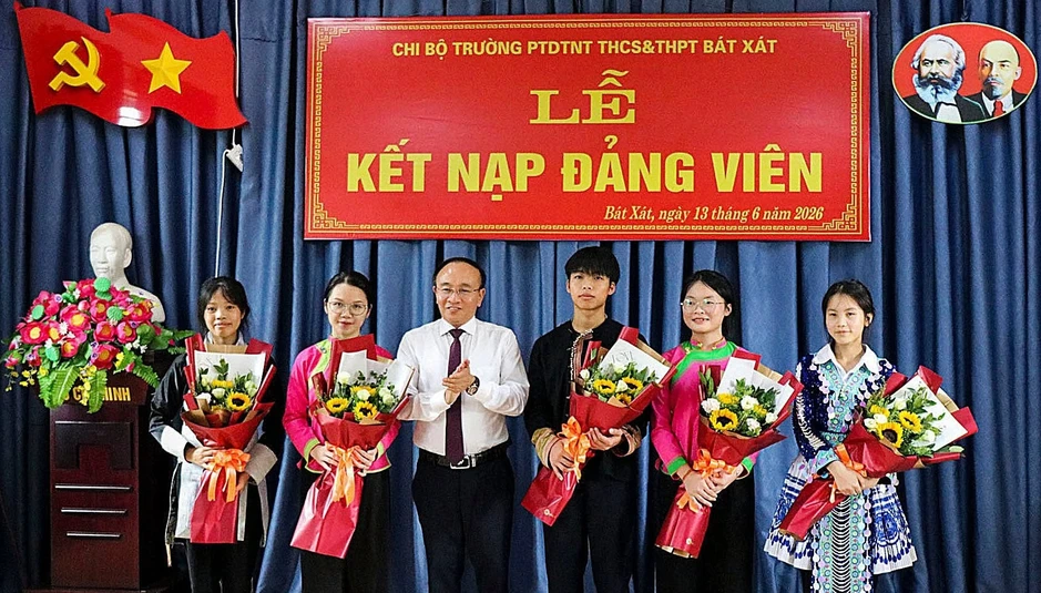 Ban Bí thư hướng dẫn mới về tuổi đời, trình độ một số trường hợp kết nạp đảng Ban Bí thư hướng dẫn mới về tuổi đời, trình độ một số trường hợp kết nạp đảng