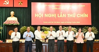 Ban Chấp hành Đảng bộ TPHCM chúc mừng tân Phó Bí thư Thành ủy TPHCM Nguyễn Sinh Nhật Tân
