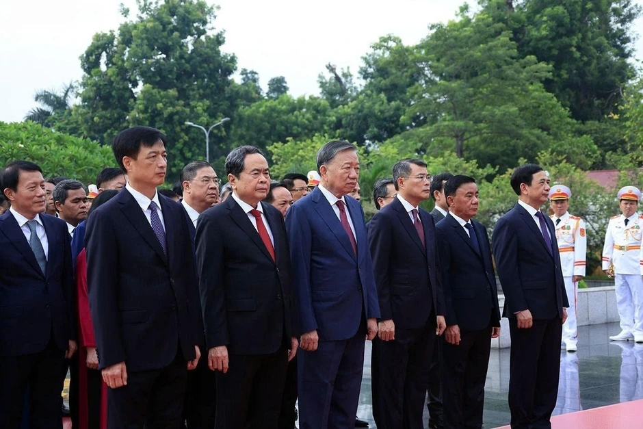Ban Chấp hành Trung ương Đảng vào Lăng viếng Chủ tịch Hồ Chí Minh
