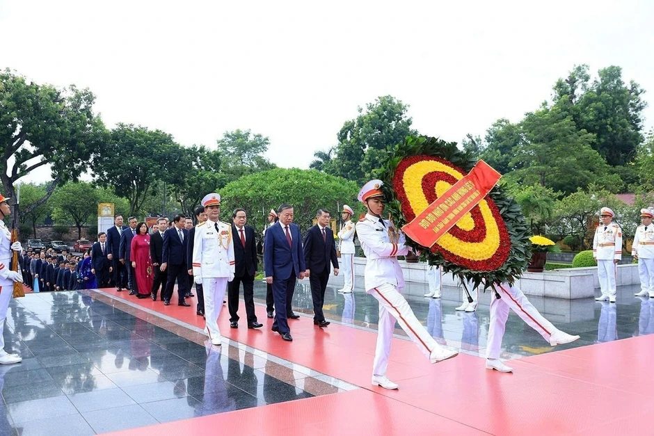 Ban Chấp hành Trung ương Đảng vào Lăng viếng Chủ tịch Hồ Chí Minh