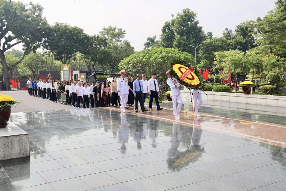 Ban Chính sách, chiến lược Trung ương dâng hương tưởng niệm các Anh hùng liệt sĩ Ban Chính sách, chiến lược Trung ương dâng hương tưởng niệm các Anh hùng liệt sĩ
