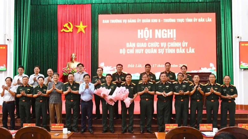 Bàn giao chức vụ Chính ủy Bộ Chỉ huy Quân sự tỉnh Đắk Lắk Bàn giao chức vụ Chính ủy Bộ Chỉ huy Quân sự tỉnh Đắk Lắk