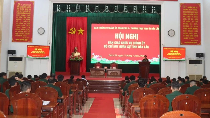 Bàn giao chức vụ Chính ủy Bộ Chỉ huy Quân sự tỉnh Đắk Lắk Bàn giao chức vụ Chính ủy Bộ Chỉ huy Quân sự tỉnh Đắk Lắk