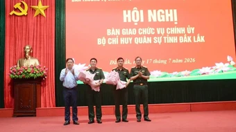 Bàn giao chức vụ Chính ủy Bộ Chỉ huy Quân sự tỉnh Đắk Lắk
