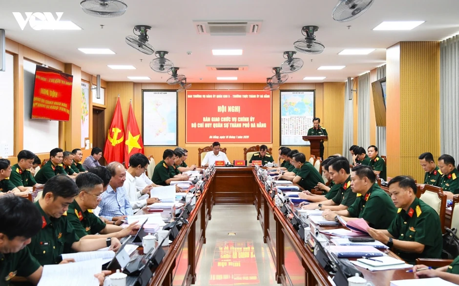 Bàn giao chức vụ Chính ủy Bộ CHQS thành phố Đà Nẵng