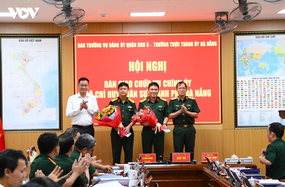 Bàn giao chức vụ Chính ủy Bộ CHQS thành phố Đà Nẵng