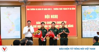 Bàn giao chức vụ Chính ủy Bộ CHQS thành phố Đà Nẵng