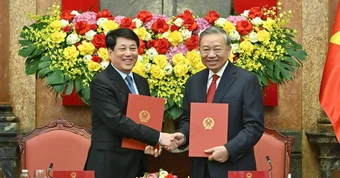 Bàn giao công tác giữa Tổng Bí thư, Chủ tịch nước Tô Lâm và nguyên Chủ tịch nước Lương Cường